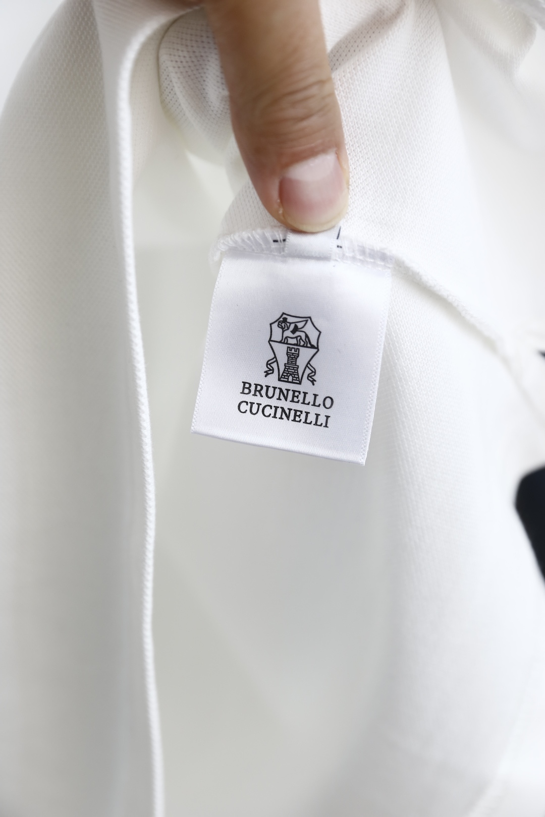 🔥BC.2026春夏新品男士短袖Polo衫采用经典平翻领设计，门襟以纽扣开合，线条简洁利落，塑造出干练利