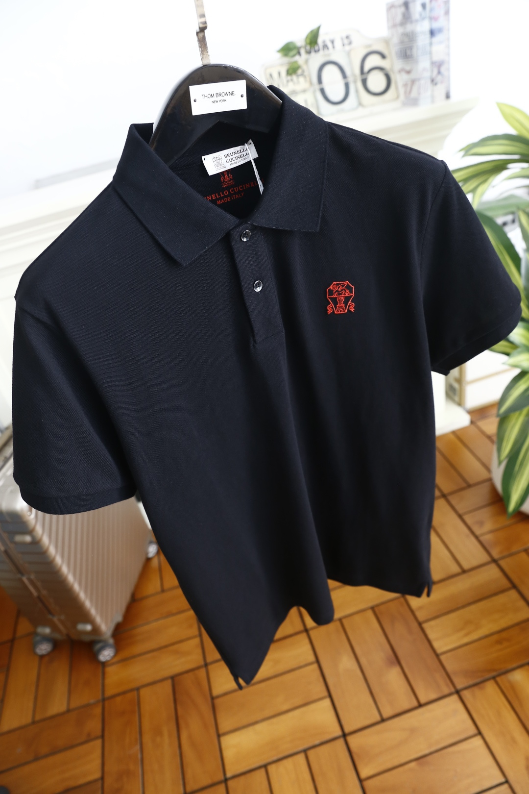 🔥BC.2026春夏新品男士短袖Polo衫采用经典平翻领设计，门襟以纽扣开合，线条简洁利落，塑造出干练利