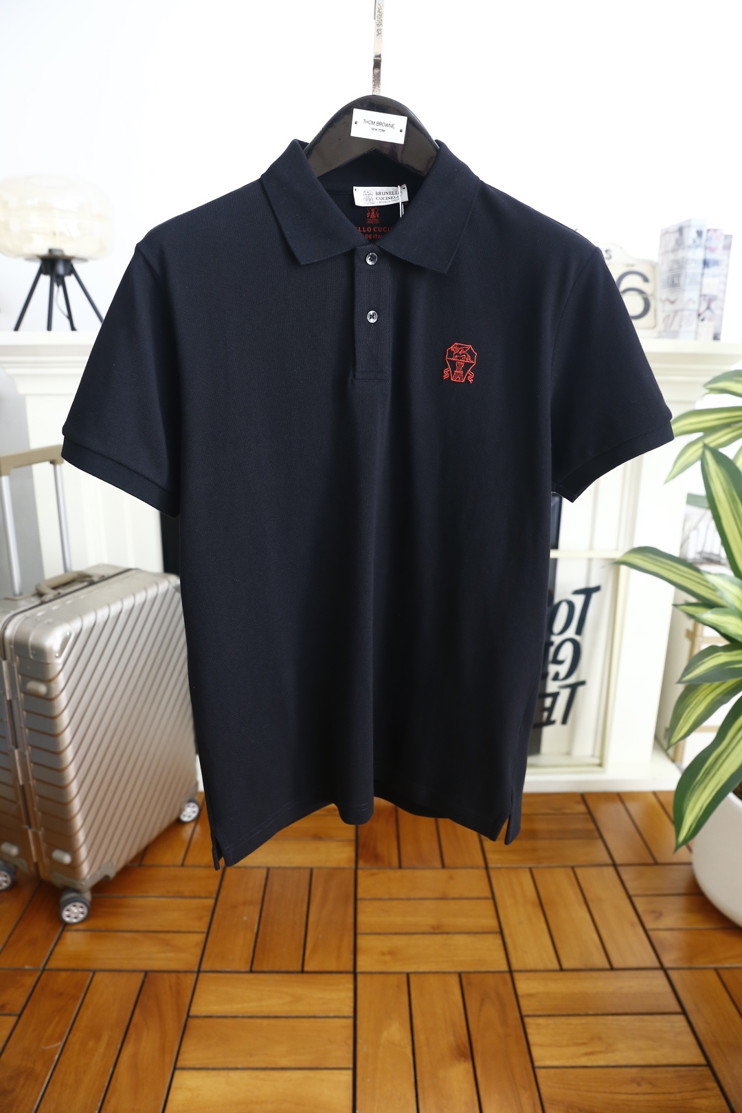 🔥BC.2026春夏新品男士短袖Polo衫采用经典平翻领设计，门襟以纽扣开合，线条简洁利落，塑造出干练利