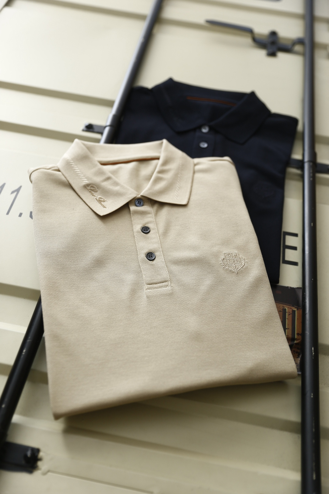 🔥Loro piana.2026春夏新品男士短袖Polo衫采用经典翻领设计，领侧饰有细腻缝线与低调标识刺