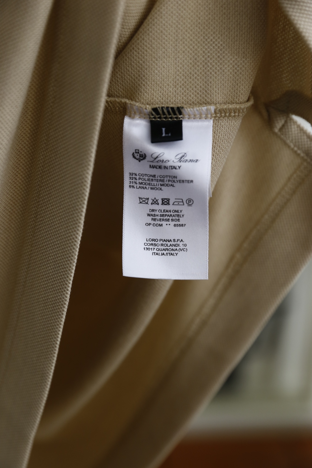 🔥Loro piana.2026春夏新品男士短袖Polo衫采用经典翻领设计，领侧饰有细腻缝线与低调标识刺