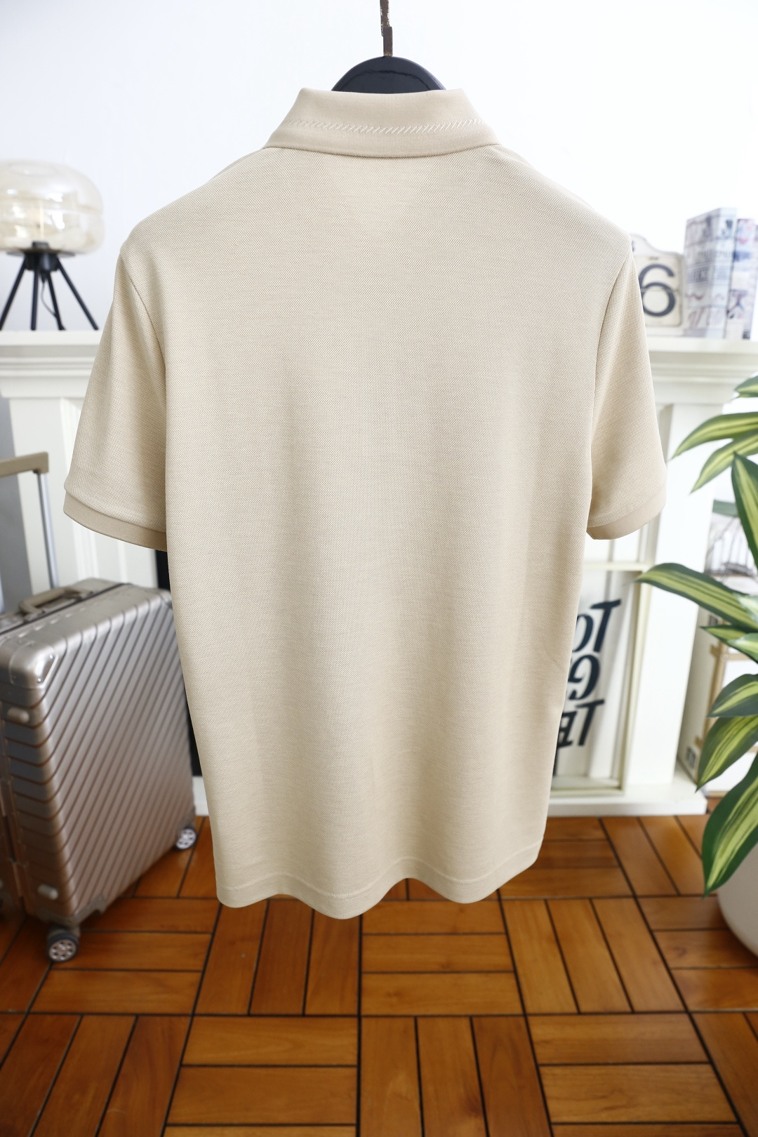 🔥Loro piana.2026春夏新品男士短袖Polo衫采用经典翻领设计，领侧饰有细腻缝线与低调标识刺