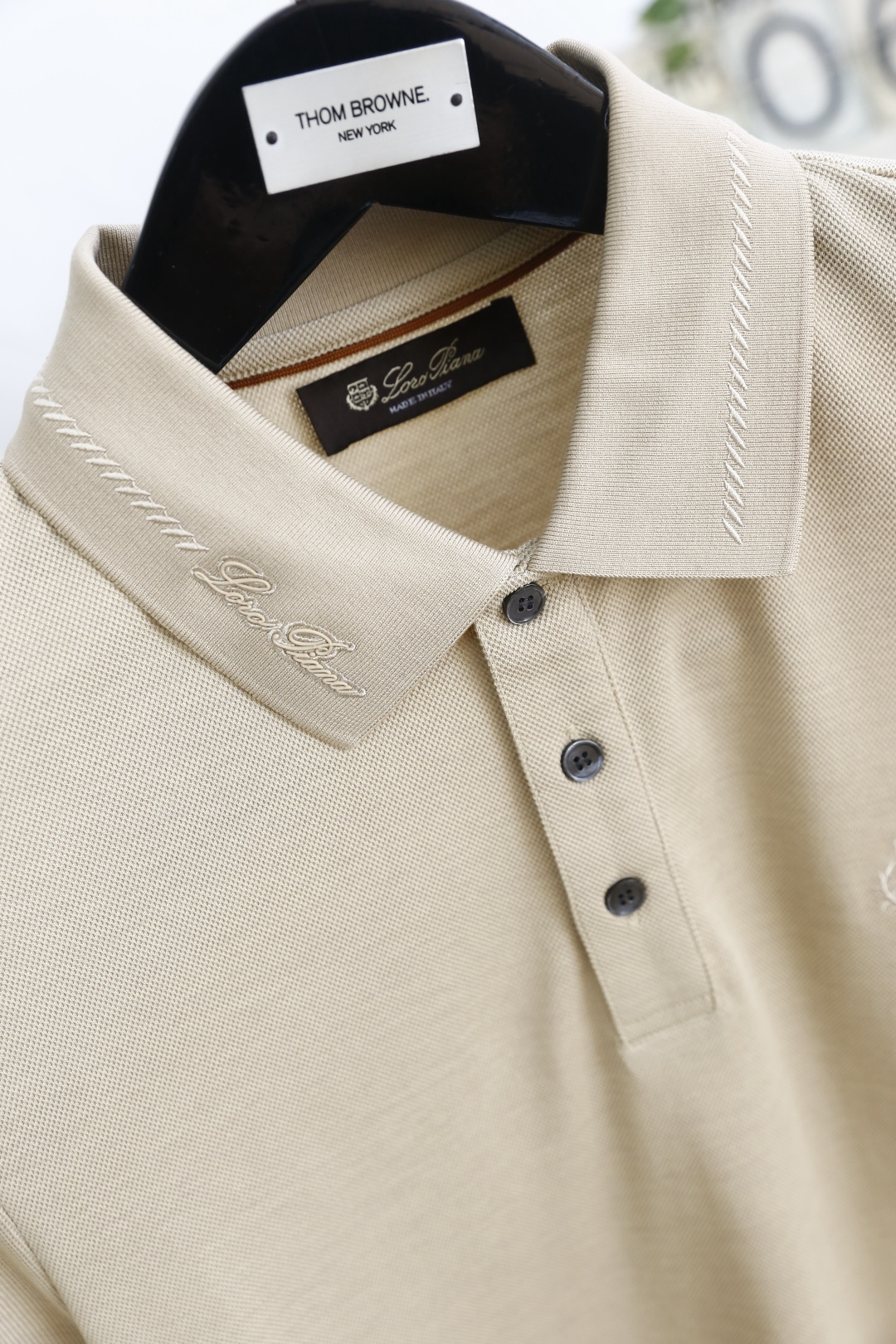 🔥Loro piana.2026春夏新品男士短袖Polo衫采用经典翻领设计，领侧饰有细腻缝线与低调标识刺