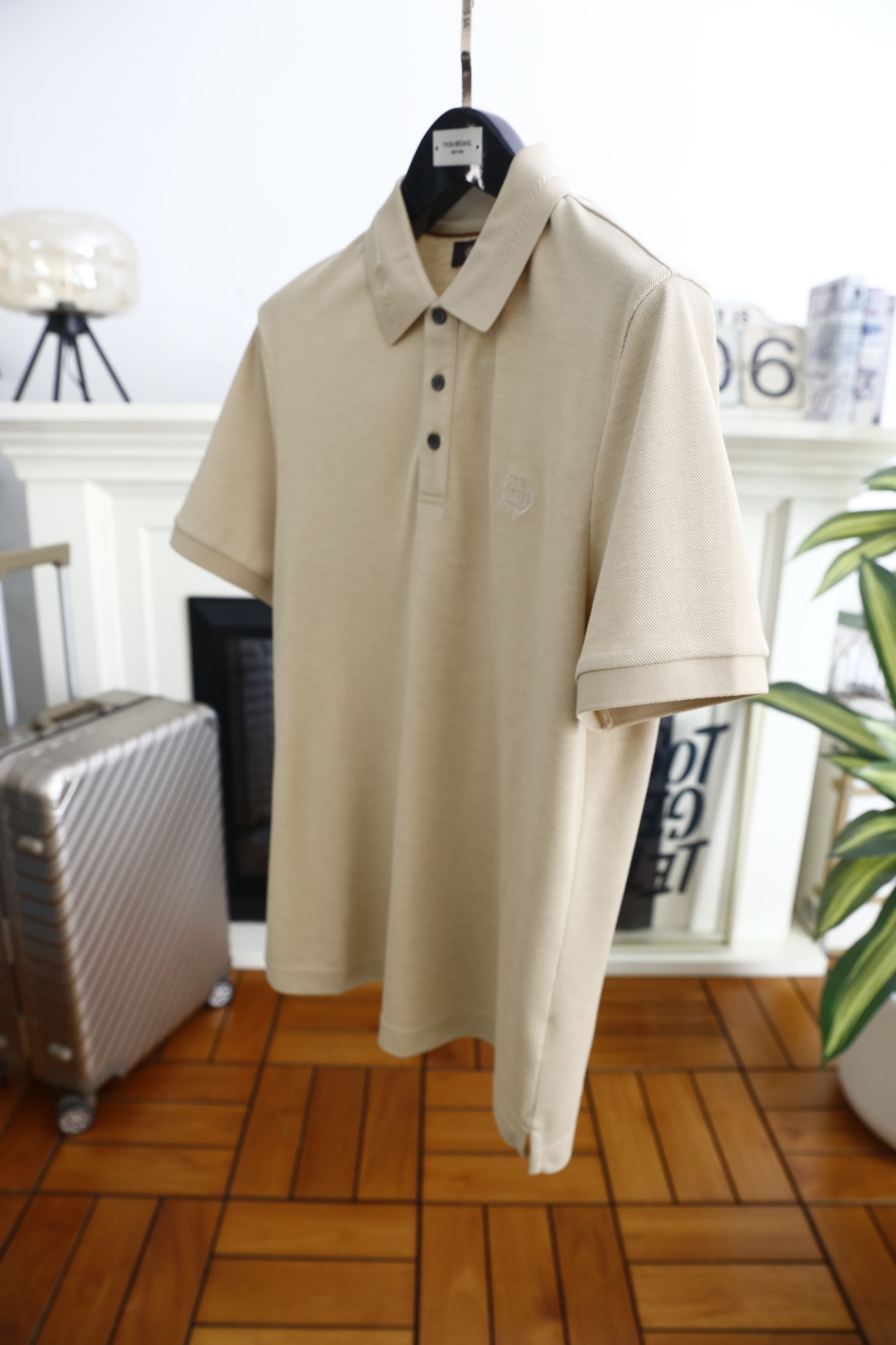 🔥Loro piana.2026春夏新品男士短袖Polo衫采用经典翻领设计，领侧饰有细腻缝线与低调标识刺