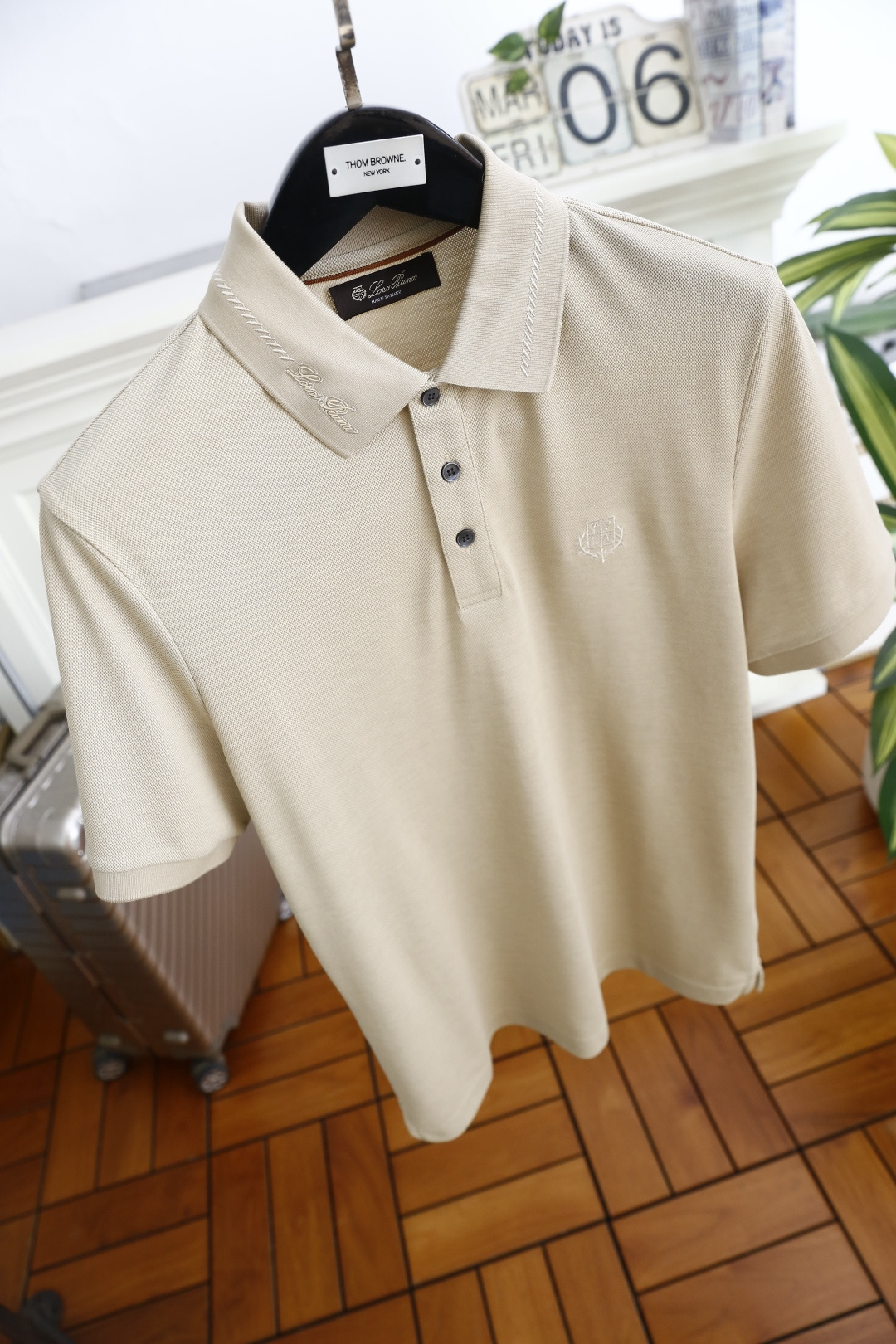 🔥Loro piana.2026春夏新品男士短袖Polo衫采用经典翻领设计，领侧饰有细腻缝线与低调标识刺