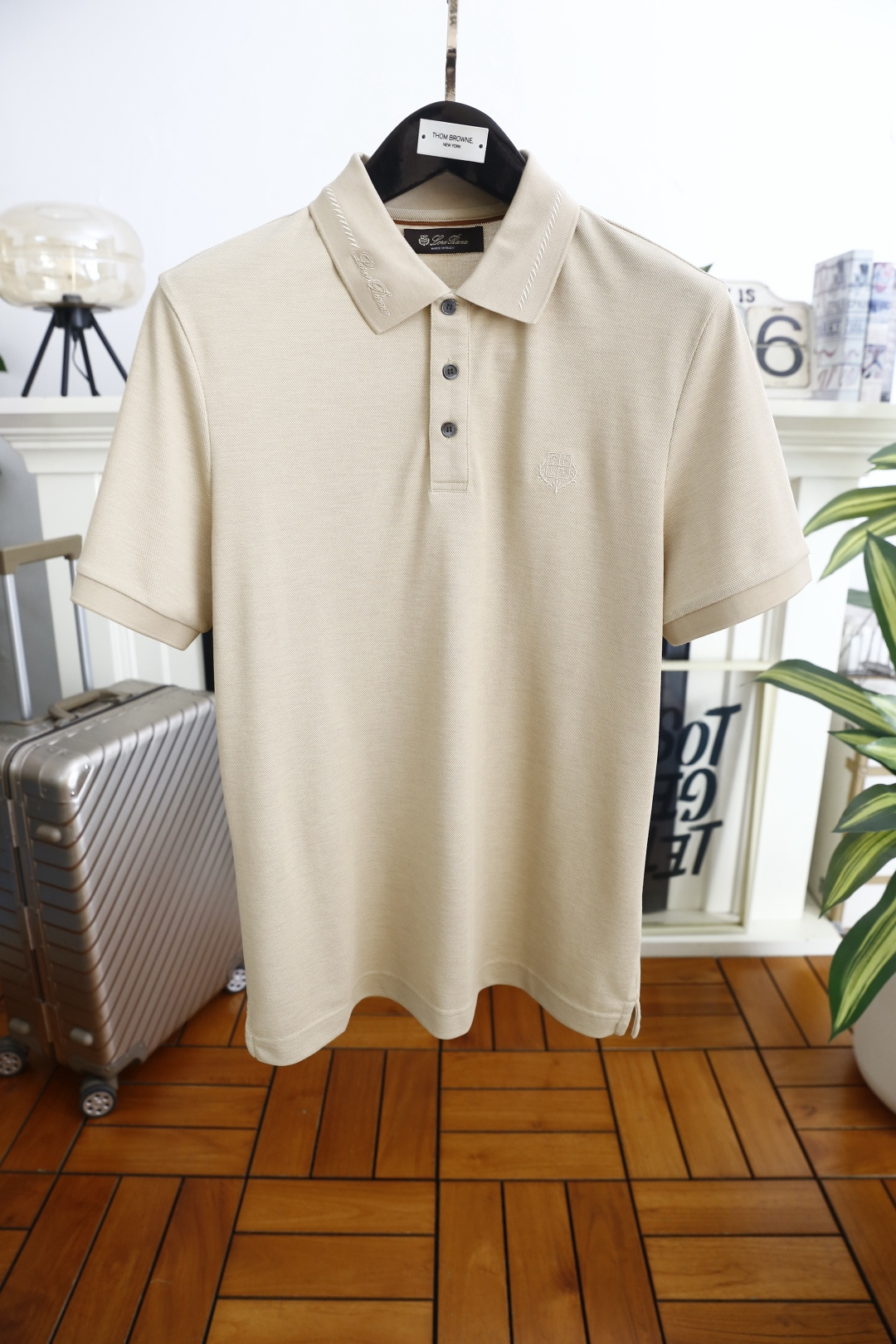 🔥Loro piana.2026春夏新品男士短袖Polo衫采用经典翻领设计，领侧饰有细腻缝线与低调标识刺