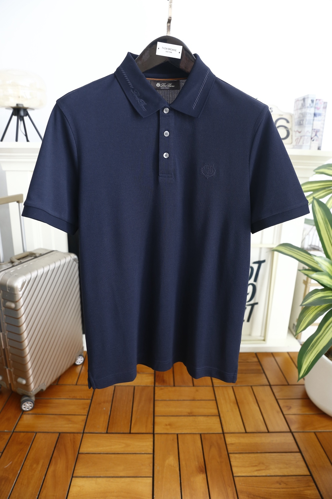 🔥Loro piana.2026春夏新品男士短袖Polo衫采用经典翻领设计，领侧饰有细腻缝线与低调标识刺