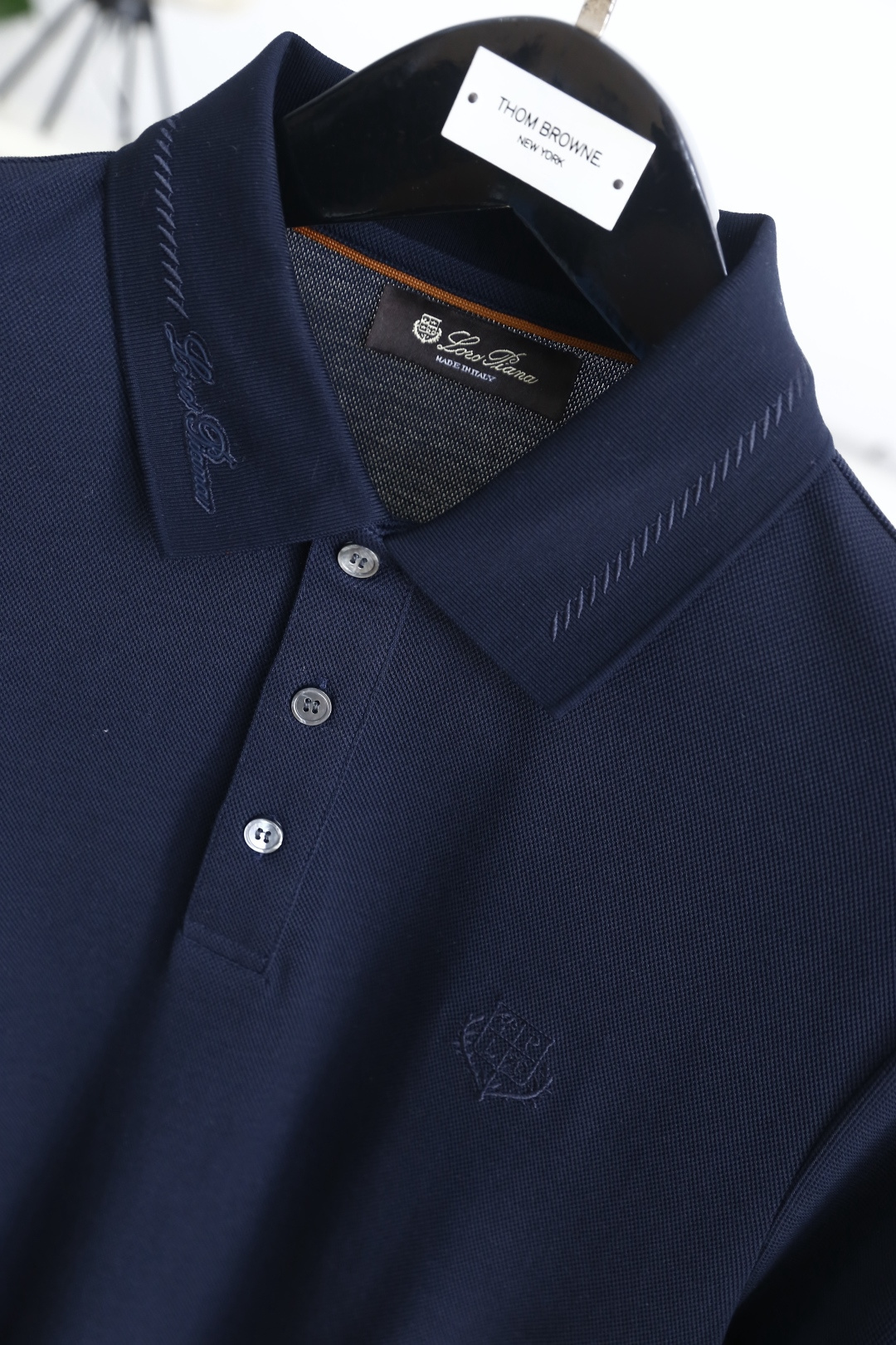 🔥Loro piana.2026春夏新品男士短袖Polo衫采用经典翻领设计，领侧饰有细腻缝线与低调标识刺