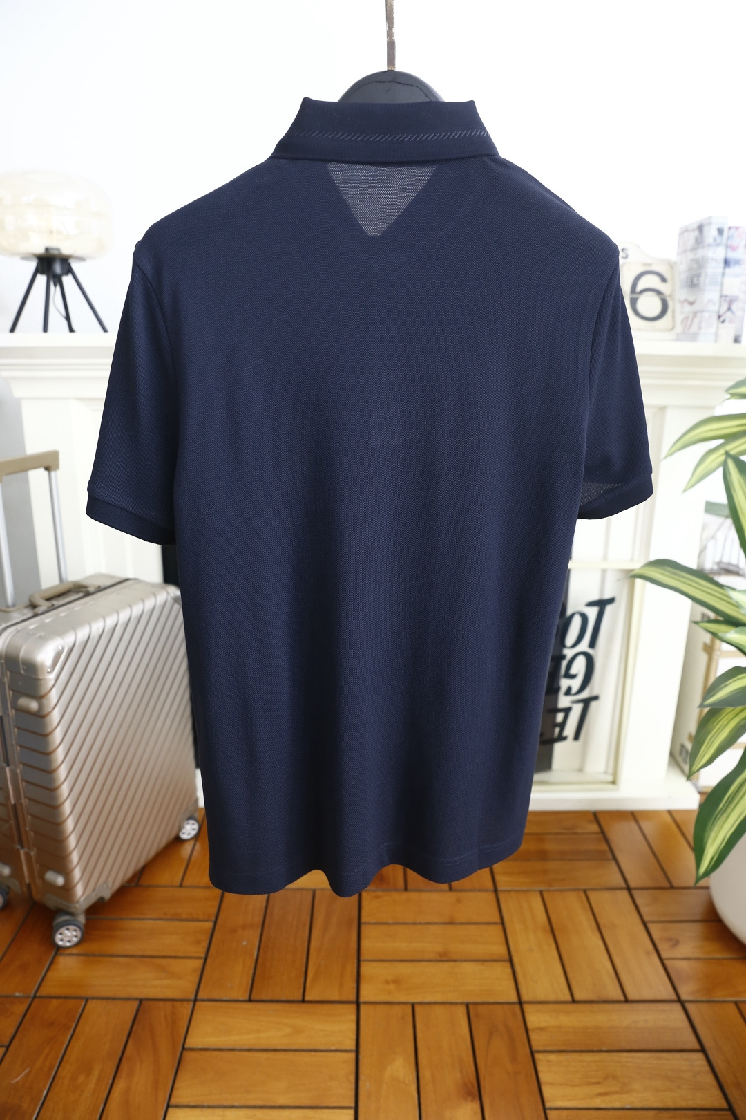 🔥Loro piana.2026春夏新品男士短袖Polo衫采用经典翻领设计，领侧饰有细腻缝线与低调标识刺