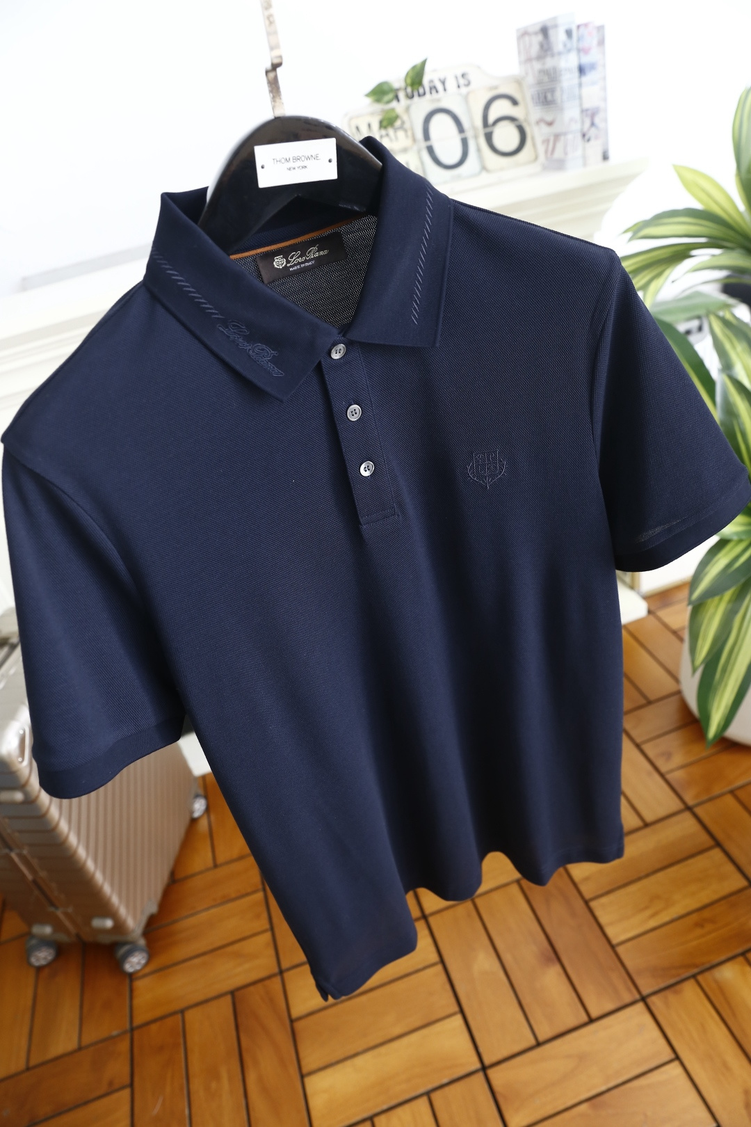 🔥Loro piana.2026春夏新品男士短袖Polo衫采用经典翻领设计，领侧饰有细腻缝线与低调标识刺