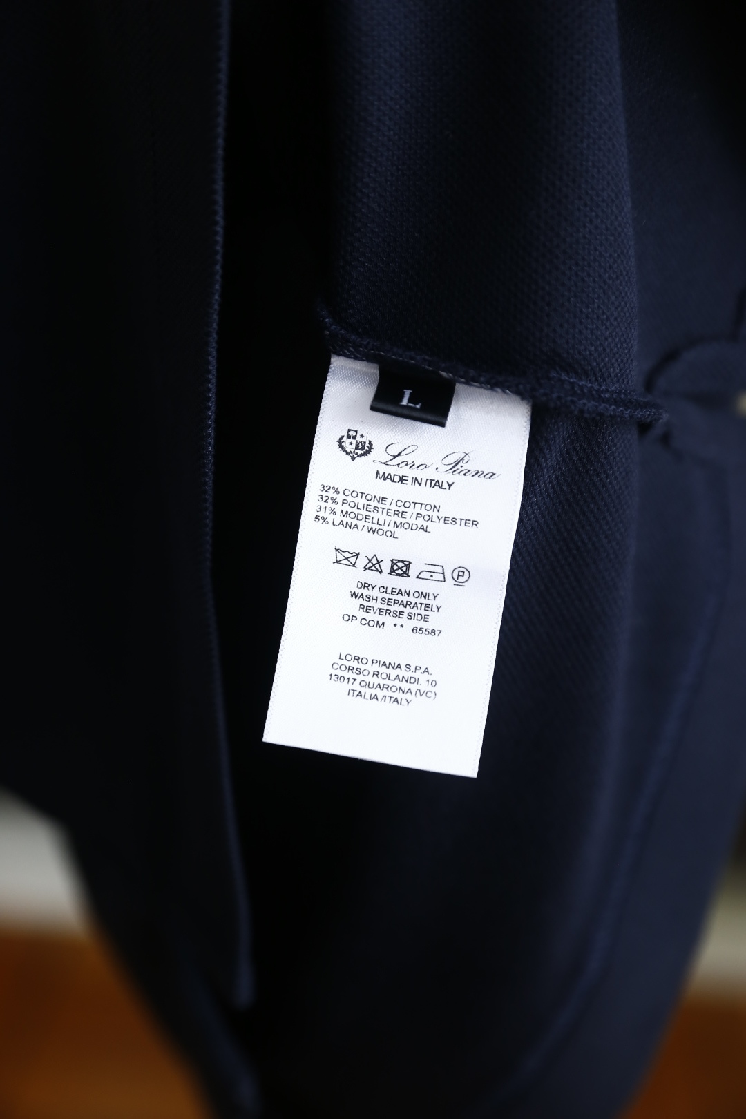 🔥Loro piana.2026春夏新品男士短袖Polo衫采用经典翻领设计，领侧饰有细腻缝线与低调标识刺