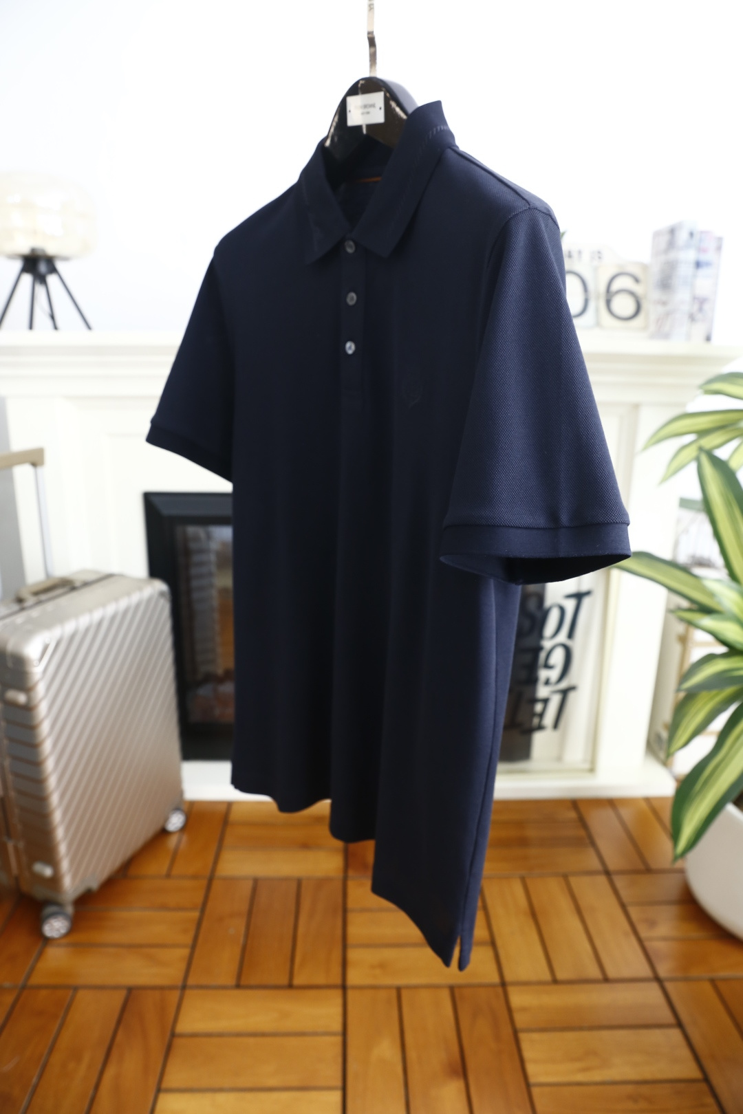 🔥Loro piana.2026春夏新品男士短袖Polo衫采用经典翻领设计，领侧饰有细腻缝线与低调标识刺