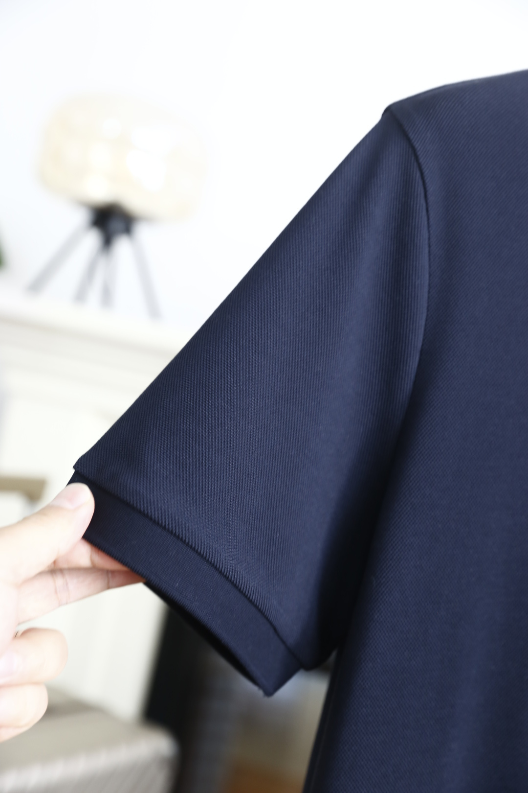 🔥Loro piana.2026春夏新品男士短袖Polo衫采用经典翻领设计，领侧饰有细腻缝线与低调标识刺