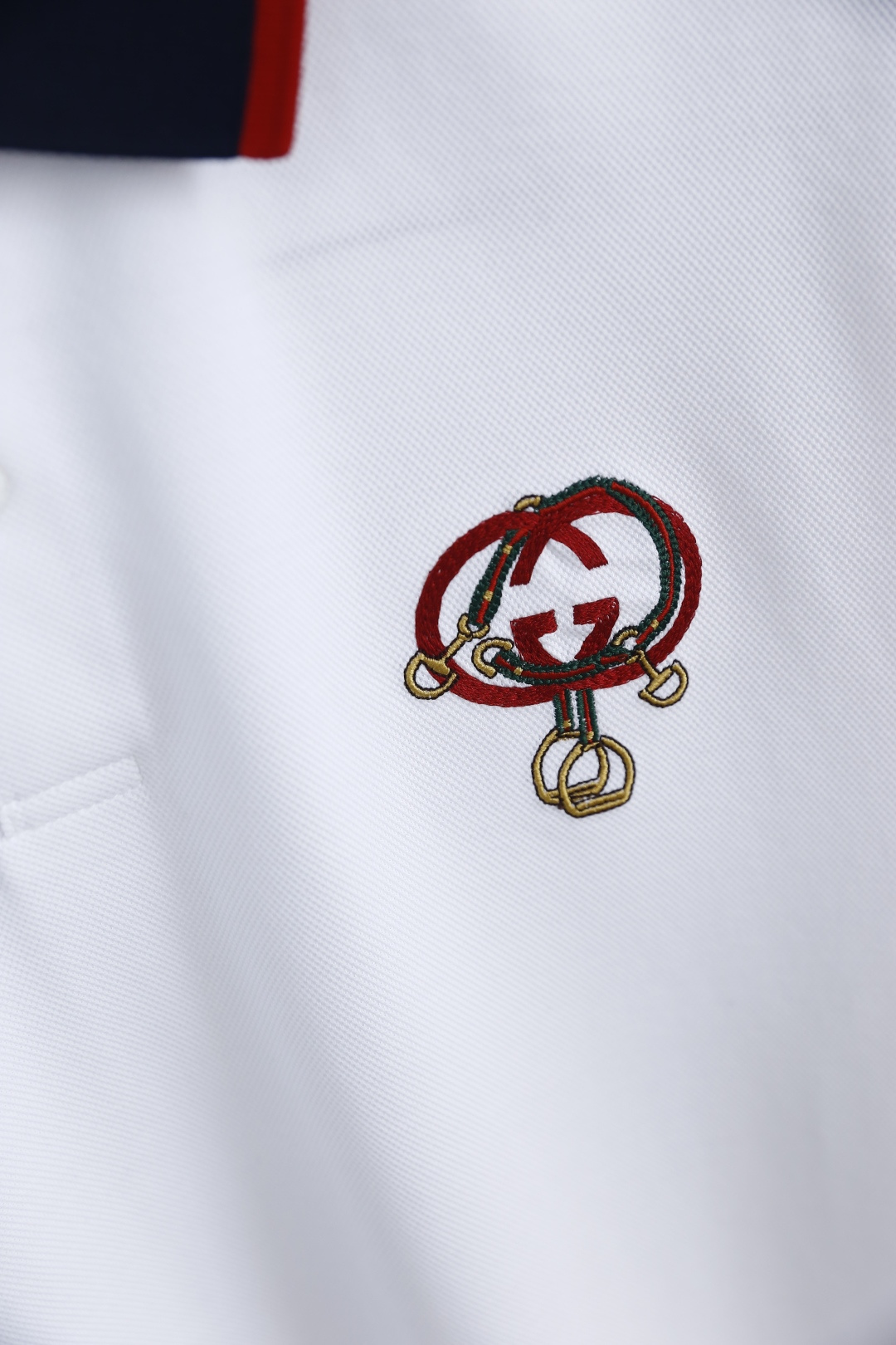 🔥古驰.2026春夏新品男士短袖Polo衫以经典翻领造型为基底，领边撞色线条点缀，利落中透着精致感。门襟