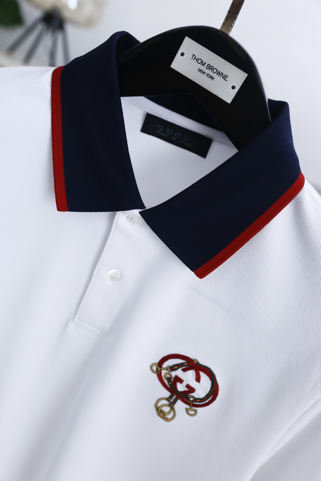 🔥古驰.2026春夏新品男士短袖Polo衫以经典翻领造型为基底，领边撞色线条点缀，利落中透着精致感。门襟