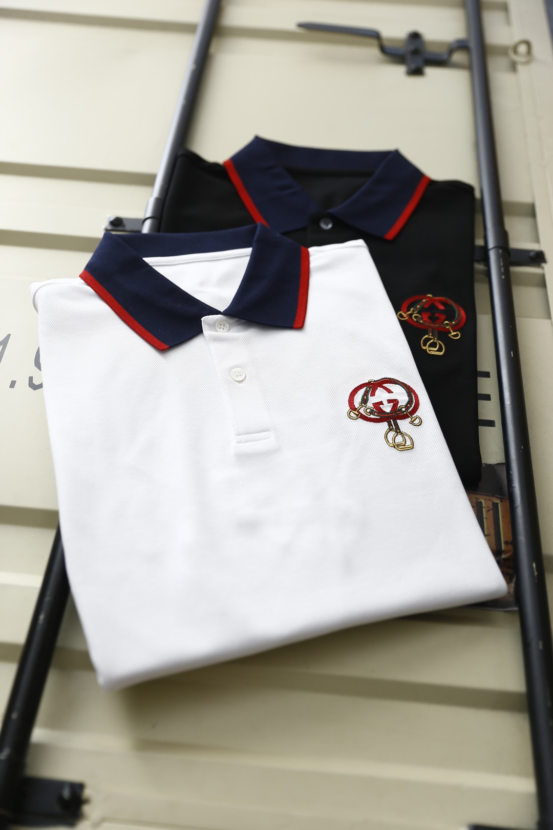 🔥古驰.2026春夏新品男士短袖Polo衫以经典翻领造型为基底，领边撞色线条点缀，利落中透着精致感。门襟