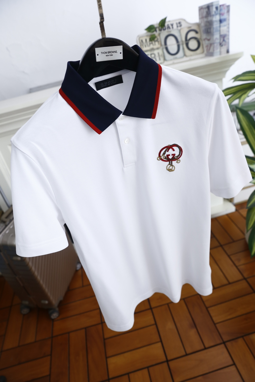 🔥古驰.2026春夏新品男士短袖Polo衫以经典翻领造型为基底，领边撞色线条点缀，利落中透着精致感。门襟