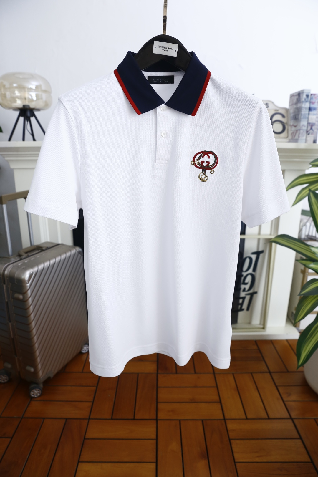 🔥古驰.2026春夏新品男士短袖Polo衫以经典翻领造型为基底，领边撞色线条点缀，利落中透着精致感。门襟