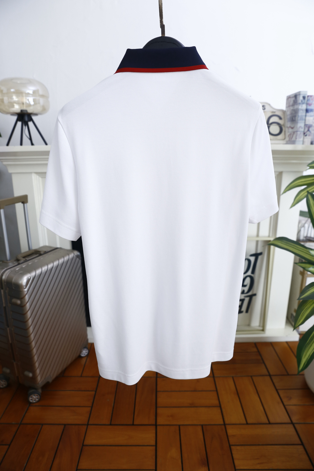 🔥古驰.2026春夏新品男士短袖Polo衫以经典翻领造型为基底，领边撞色线条点缀，利落中透着精致感。门襟