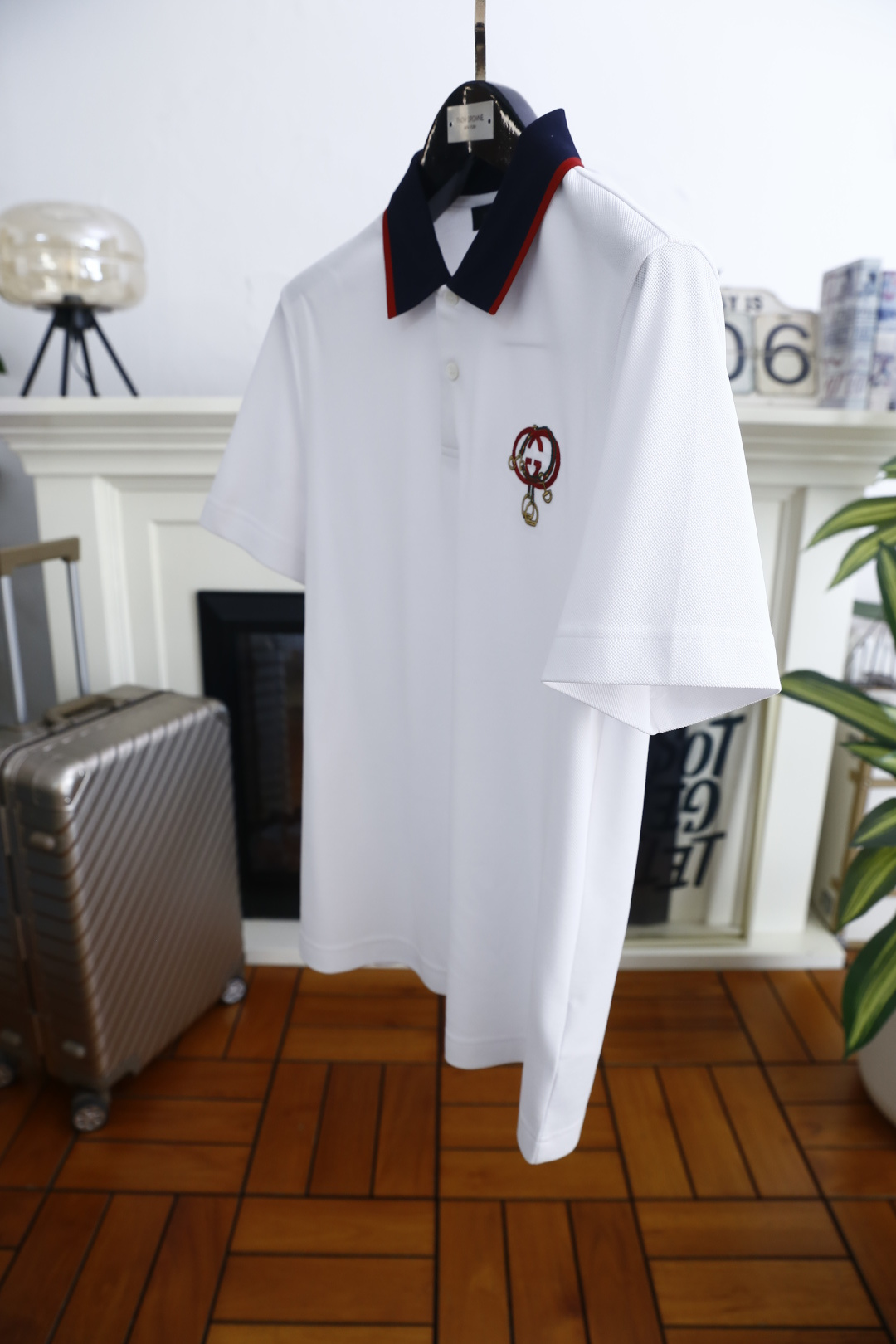 🔥古驰.2026春夏新品男士短袖Polo衫以经典翻领造型为基底，领边撞色线条点缀，利落中透着精致感。门襟
