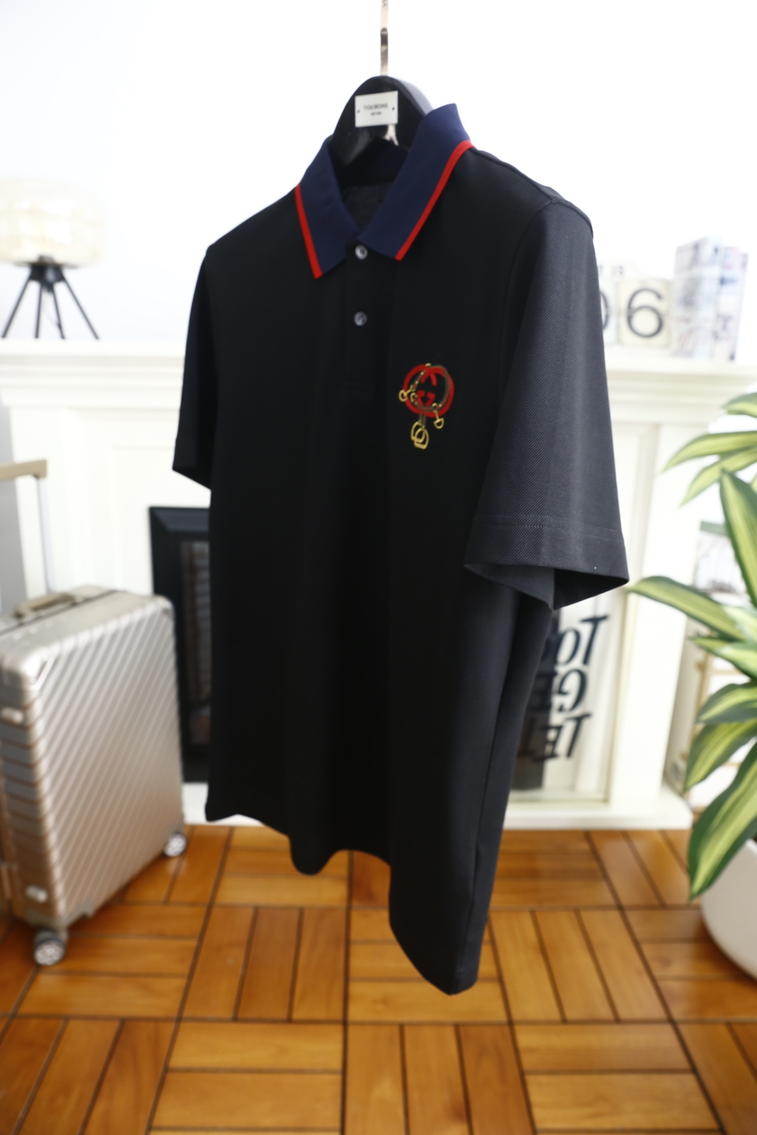 🔥古驰.2026春夏新品男士短袖Polo衫以经典翻领造型为基底，领边撞色线条点缀，利落中透着精致感。门襟