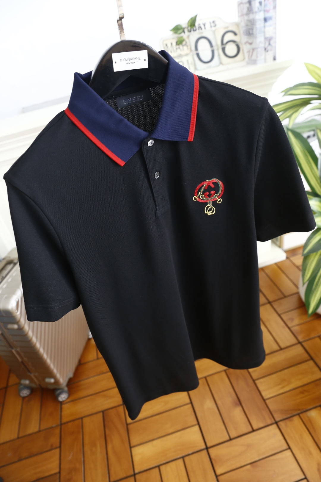 🔥古驰.2026春夏新品男士短袖Polo衫以经典翻领造型为基底，领边撞色线条点缀，利落中透着精致感。门襟