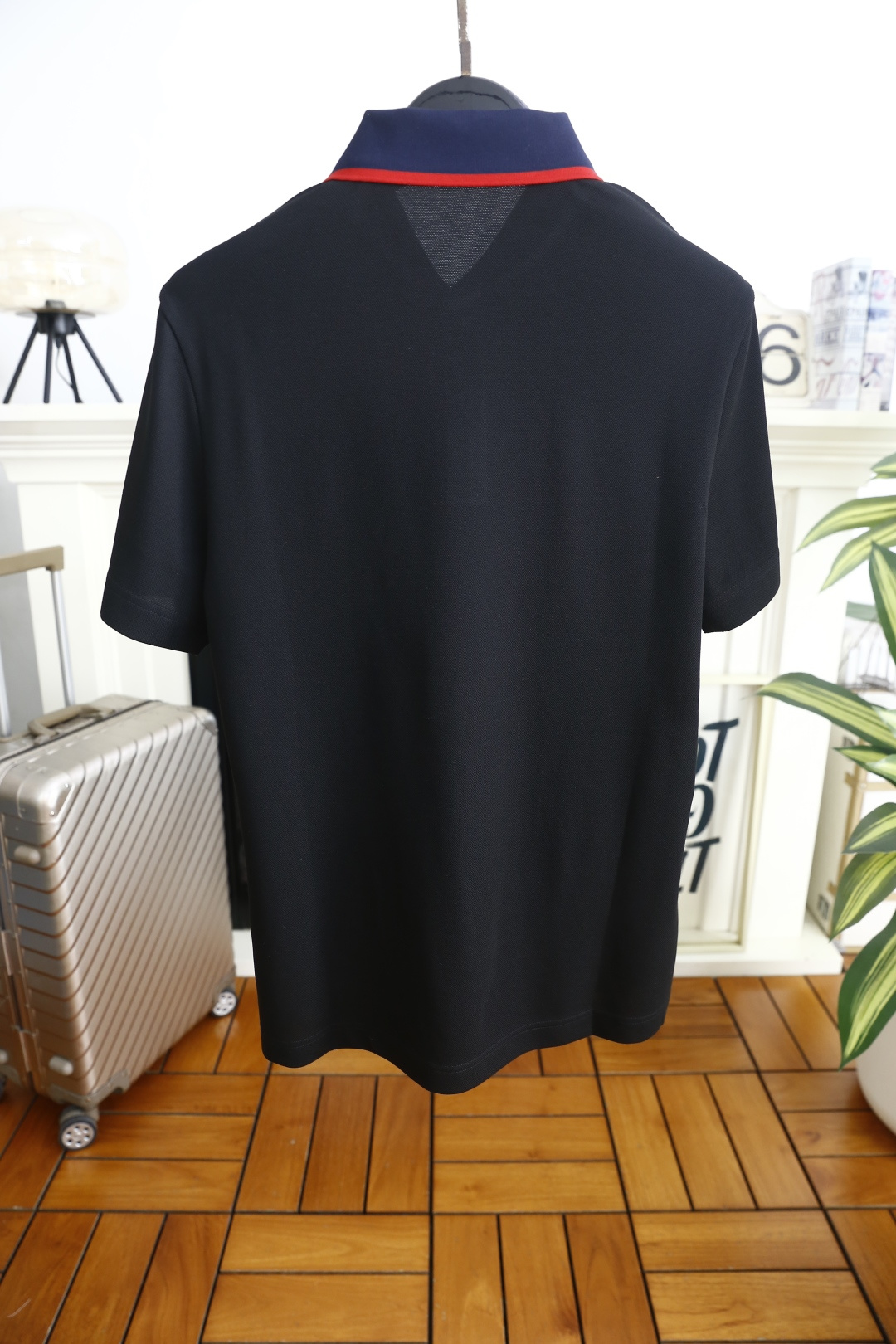 🔥古驰.2026春夏新品男士短袖Polo衫以经典翻领造型为基底，领边撞色线条点缀，利落中透着精致感。门襟