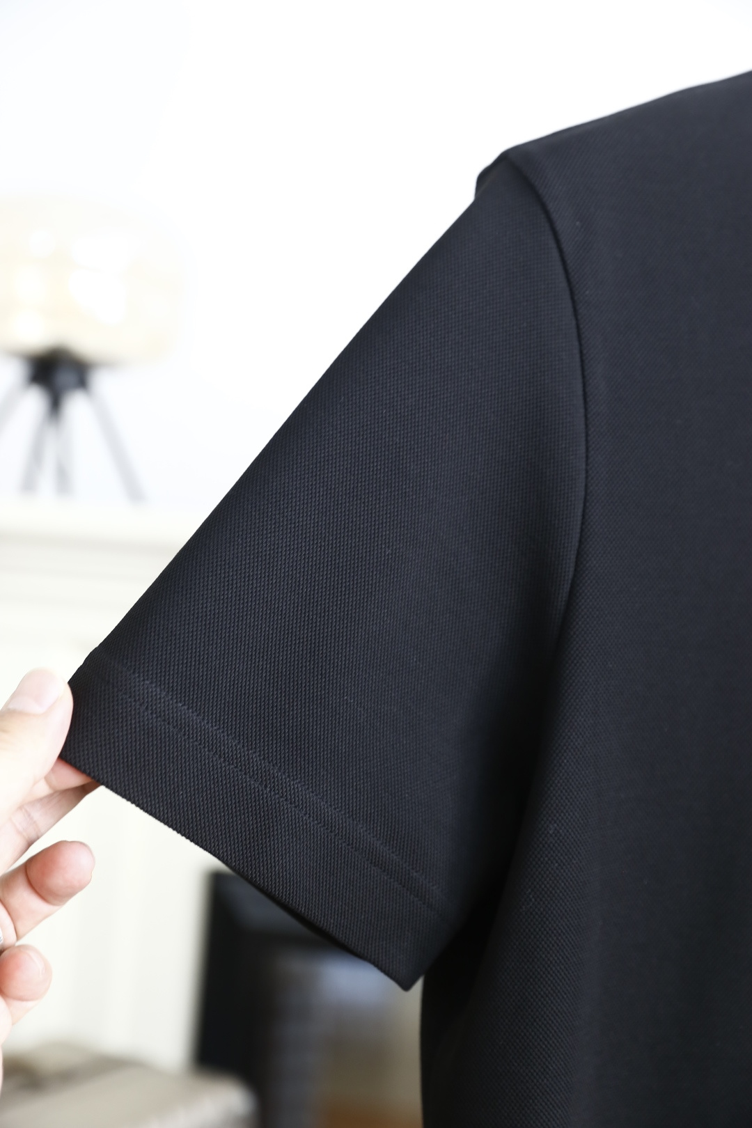 🔥古驰.2026春夏新品男士短袖Polo衫以经典翻领造型为基底，领边撞色线条点缀，利落中透着精致感。门襟