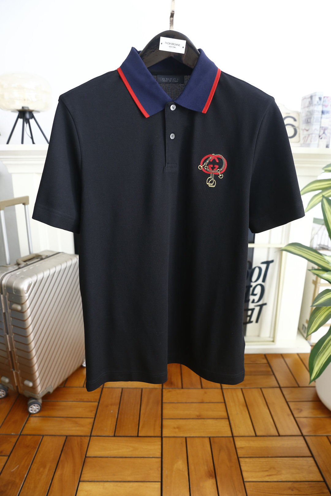 🔥古驰.2026春夏新品男士短袖Polo衫以经典翻领造型为基底，领边撞色线条点缀，利落中透着精致感。门襟