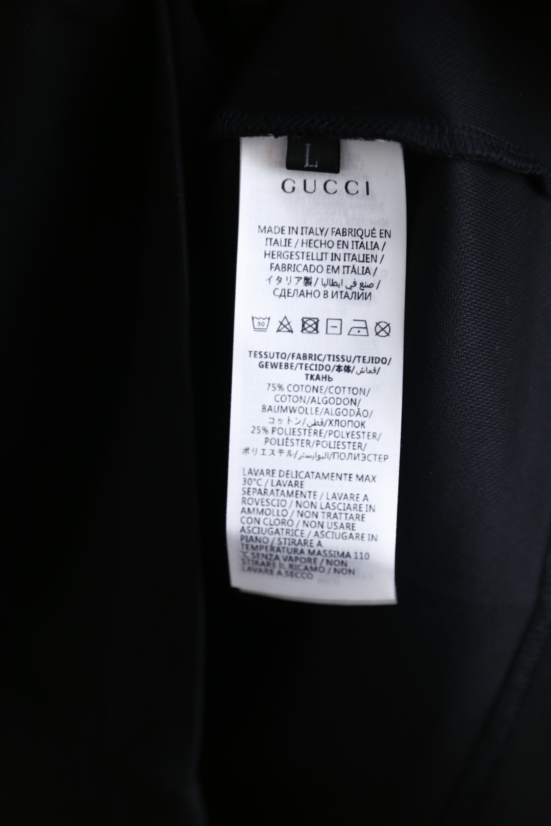 🔥古驰.2026春夏新品男士短袖Polo衫以经典翻领造型为基底，领边撞色线条点缀，利落中透着精致感。门襟