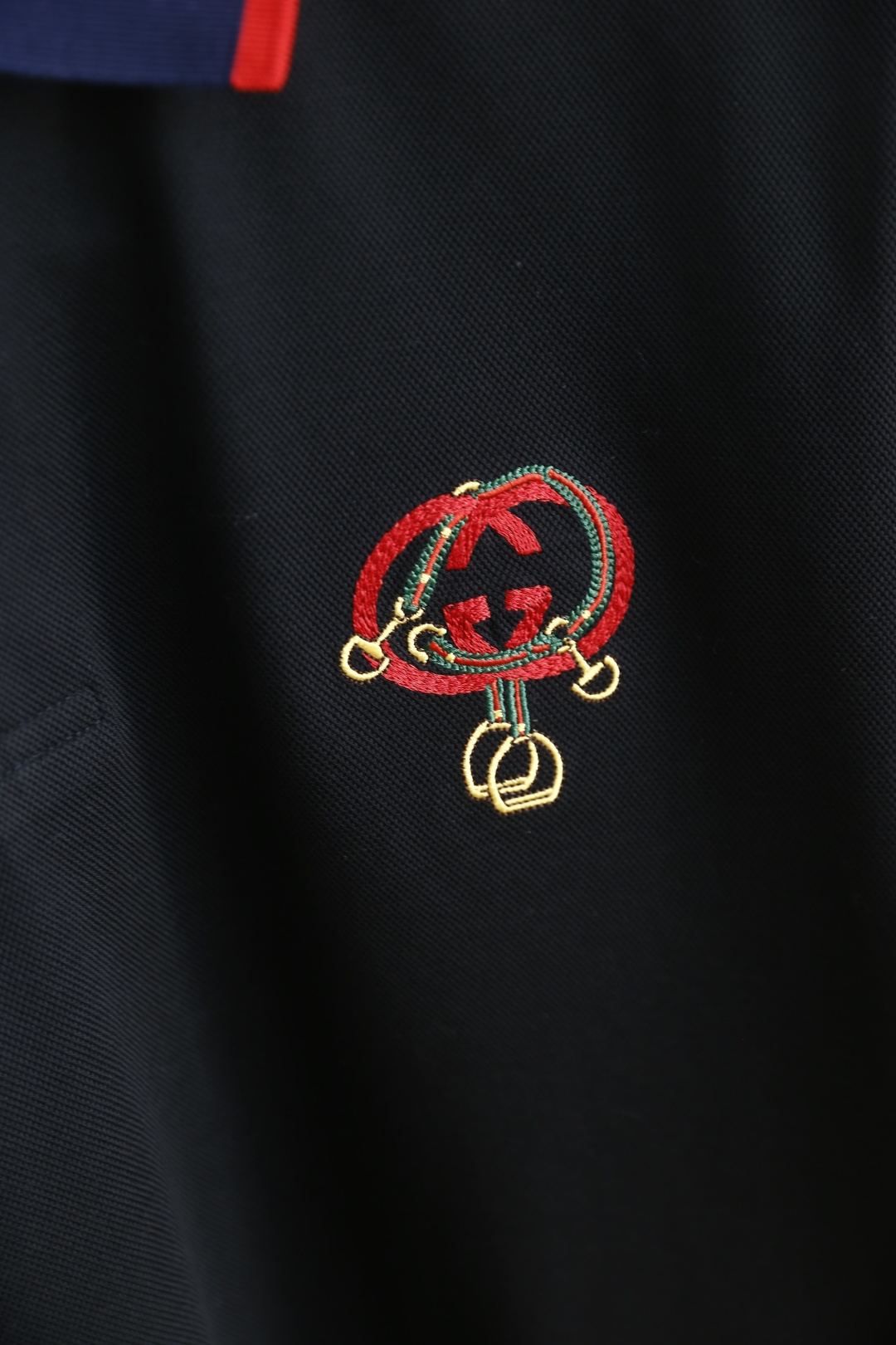 🔥古驰.2026春夏新品男士短袖Polo衫以经典翻领造型为基底，领边撞色线条点缀，利落中透着精致感。门襟