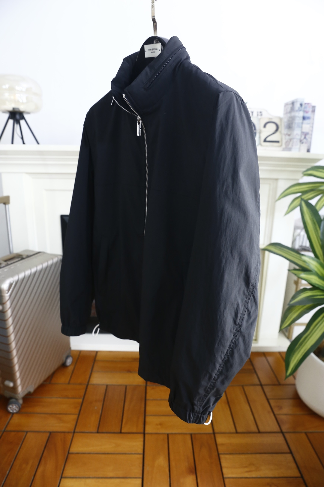 🔥巴宝莉.2026春季新品！时尚男士立领夹克隶属轻商务休闲系列，利落立领搭配双向拉链开合，领口可随心立起