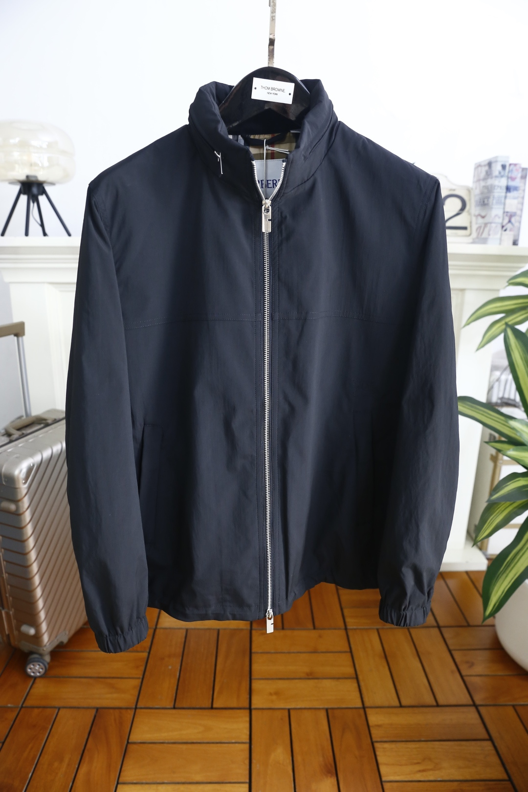 🔥巴宝莉.2026春季新品！时尚男士立领夹克隶属轻商务休闲系列，利落立领搭配双向拉链开合，领口可随心立起