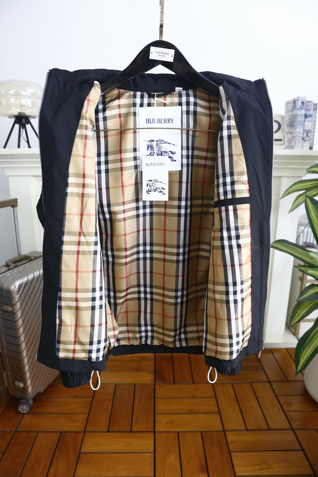 🔥巴宝莉.2026春季新品！时尚男士立领夹克隶属轻商务休闲系列，利落立领搭配双向拉链开合，领口可随心立起