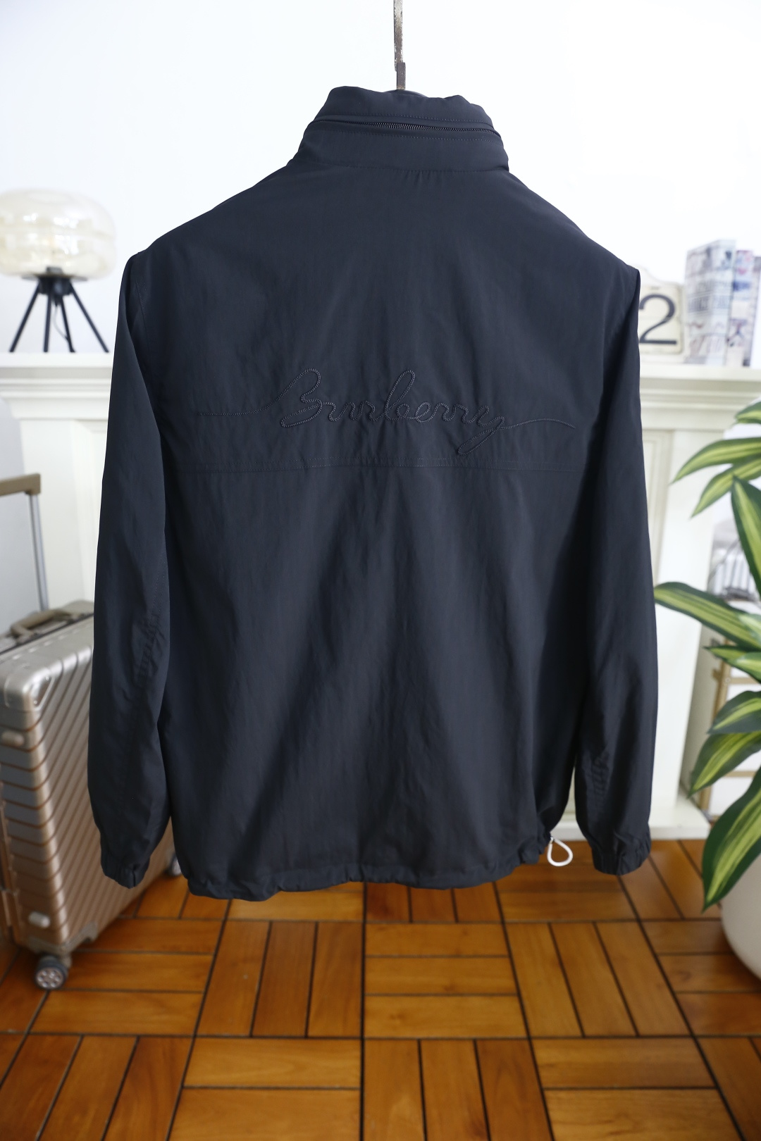 🔥巴宝莉.2026春季新品！时尚男士立领夹克隶属轻商务休闲系列，利落立领搭配双向拉链开合，领口可随心立起