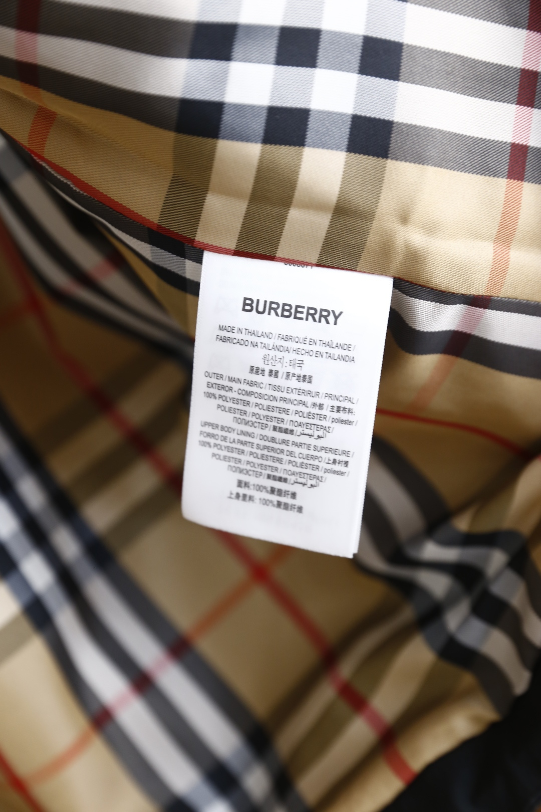 🔥巴宝莉.2026春季新品！时尚男士立领夹克隶属轻商务休闲系列，利落立领搭配双向拉链开合，领口可随心立起