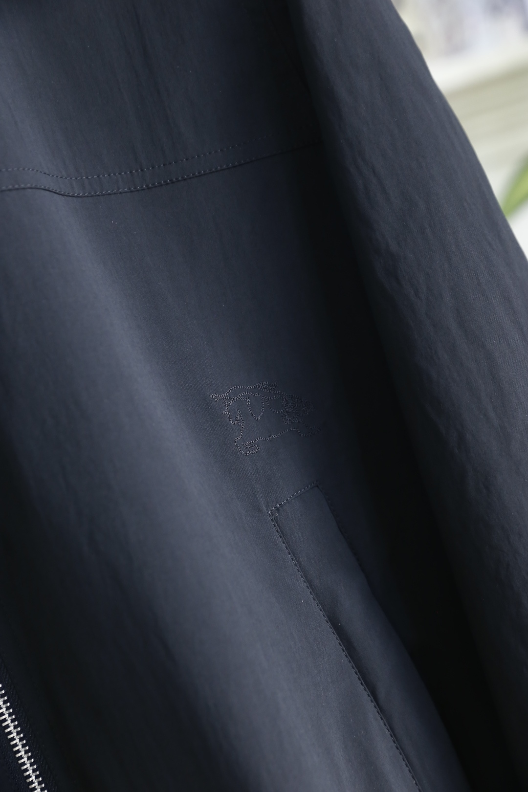 🔥巴宝莉.2026春季新品！时尚男士立领夹克隶属轻商务休闲系列，利落立领搭配双向拉链开合，领口可随心立起