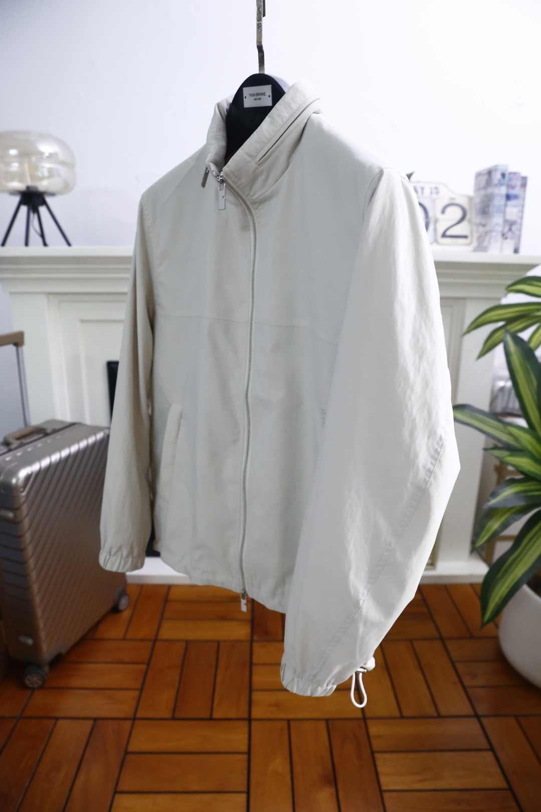 🔥巴宝莉.2026春季新品！时尚男士立领夹克隶属轻商务休闲系列，利落立领搭配双向拉链开合，领口可随心立起