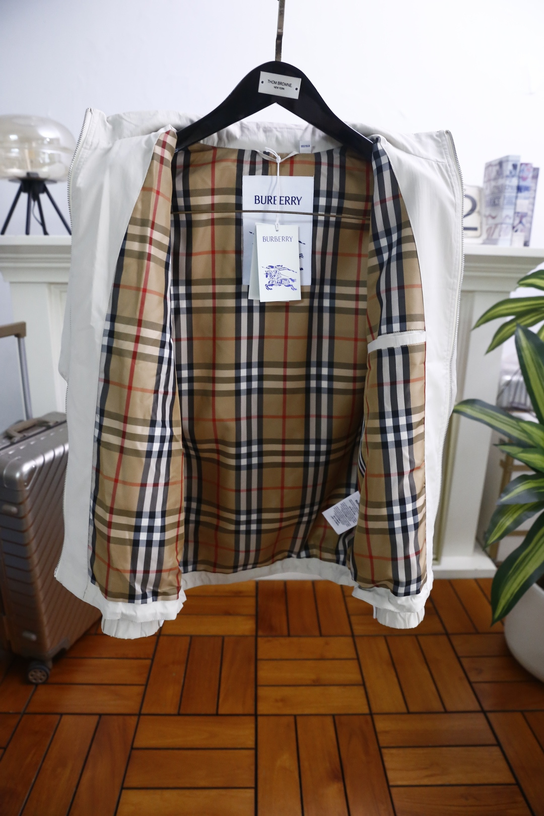 🔥巴宝莉.2026春季新品！时尚男士立领夹克隶属轻商务休闲系列，利落立领搭配双向拉链开合，领口可随心立起