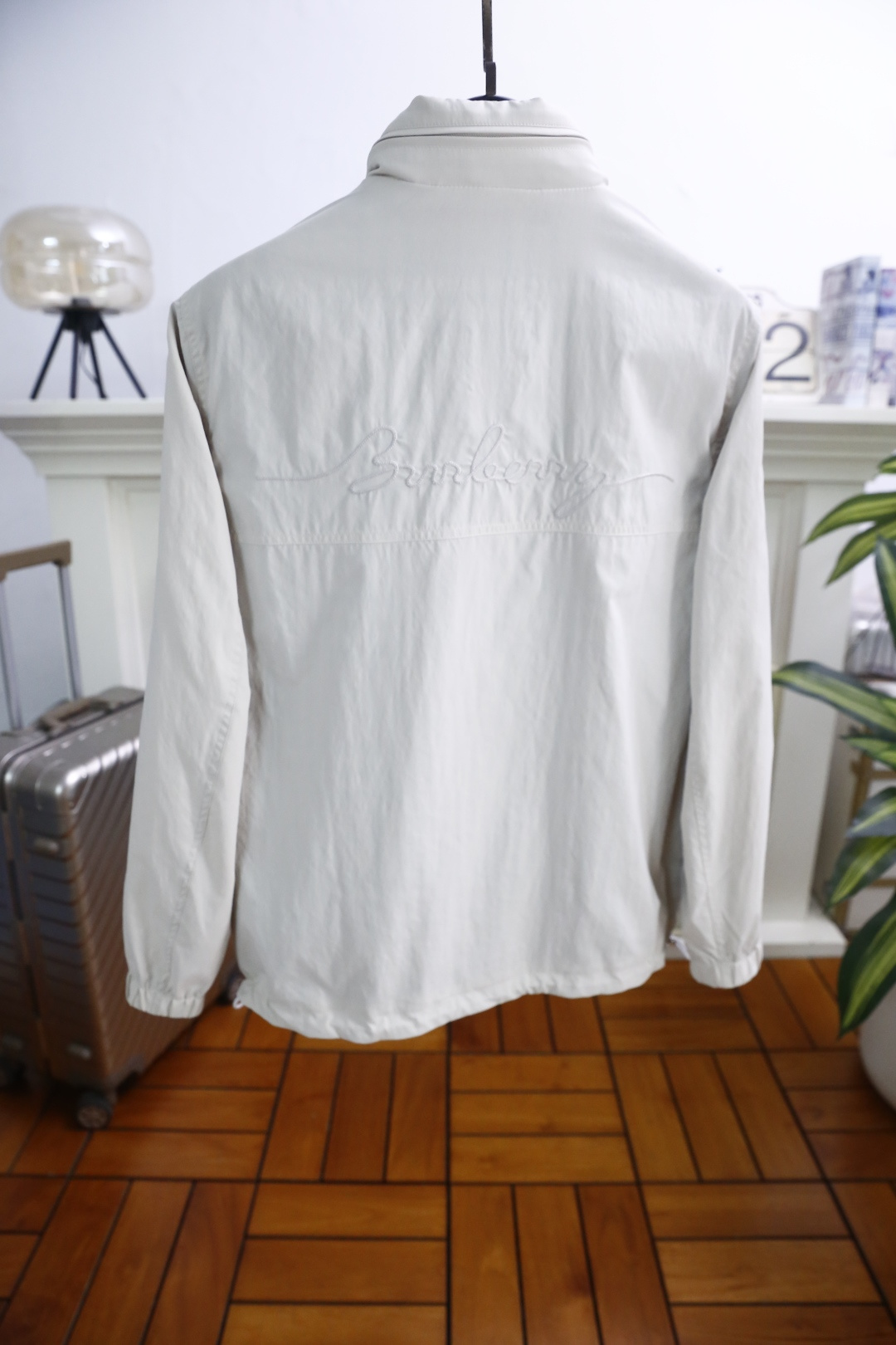 🔥巴宝莉.2026春季新品！时尚男士立领夹克隶属轻商务休闲系列，利落立领搭配双向拉链开合，领口可随心立起