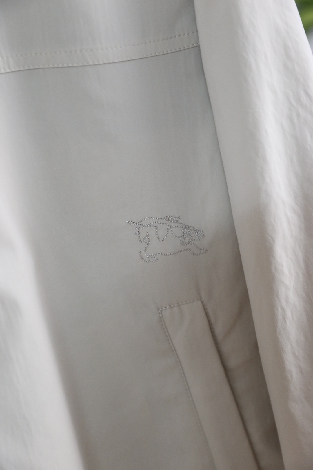 🔥巴宝莉.2026春季新品！时尚男士立领夹克隶属轻商务休闲系列，利落立领搭配双向拉链开合，领口可随心立起