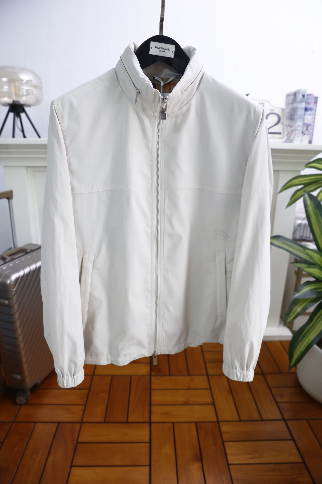 🔥巴宝莉.2026春季新品！时尚男士立领夹克隶属轻商务休闲系列，利落立领搭配双向拉链开合，领口可随心立起