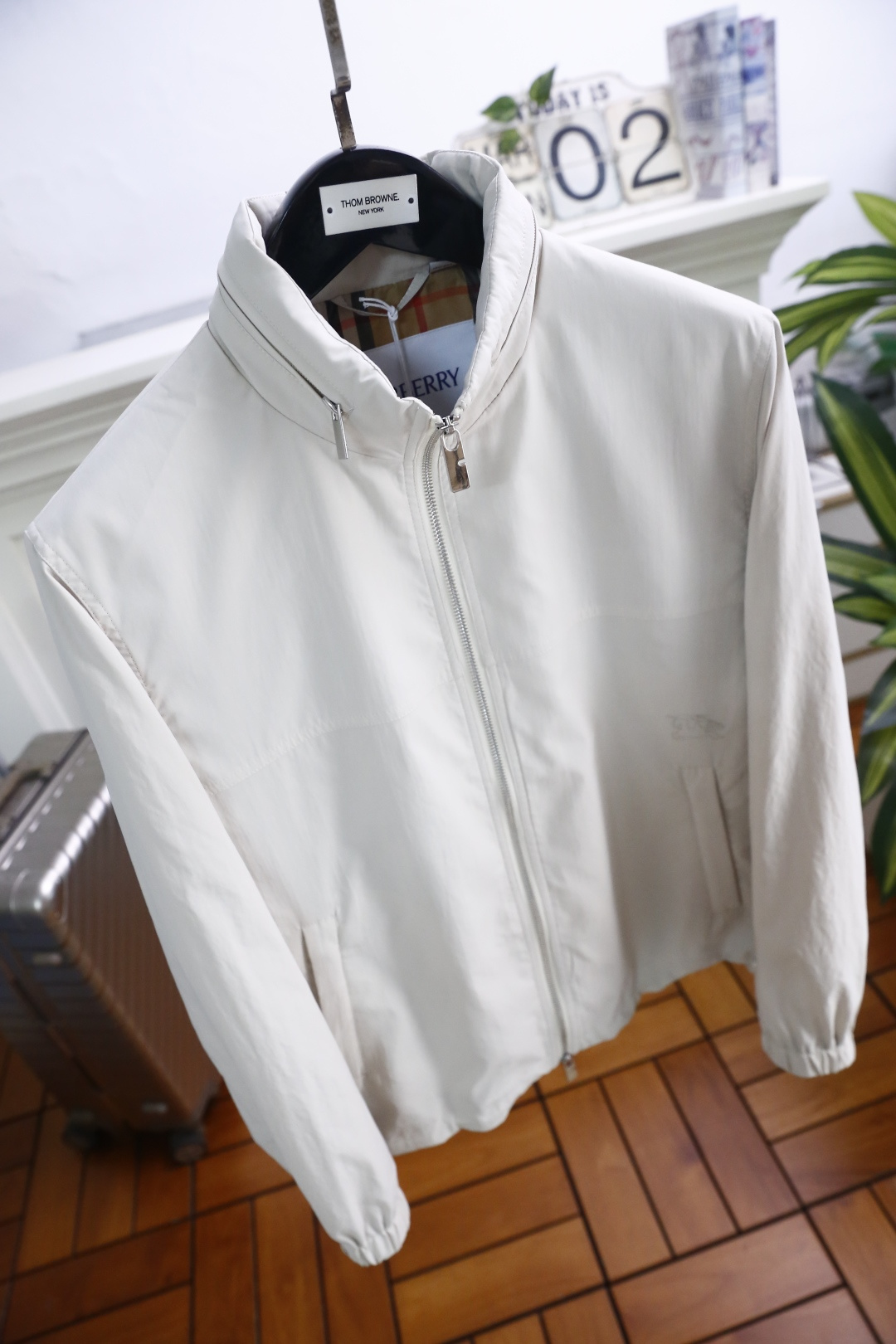 🔥巴宝莉.2026春季新品！时尚男士立领夹克隶属轻商务休闲系列，利落立领搭配双向拉链开合，领口可随心立起