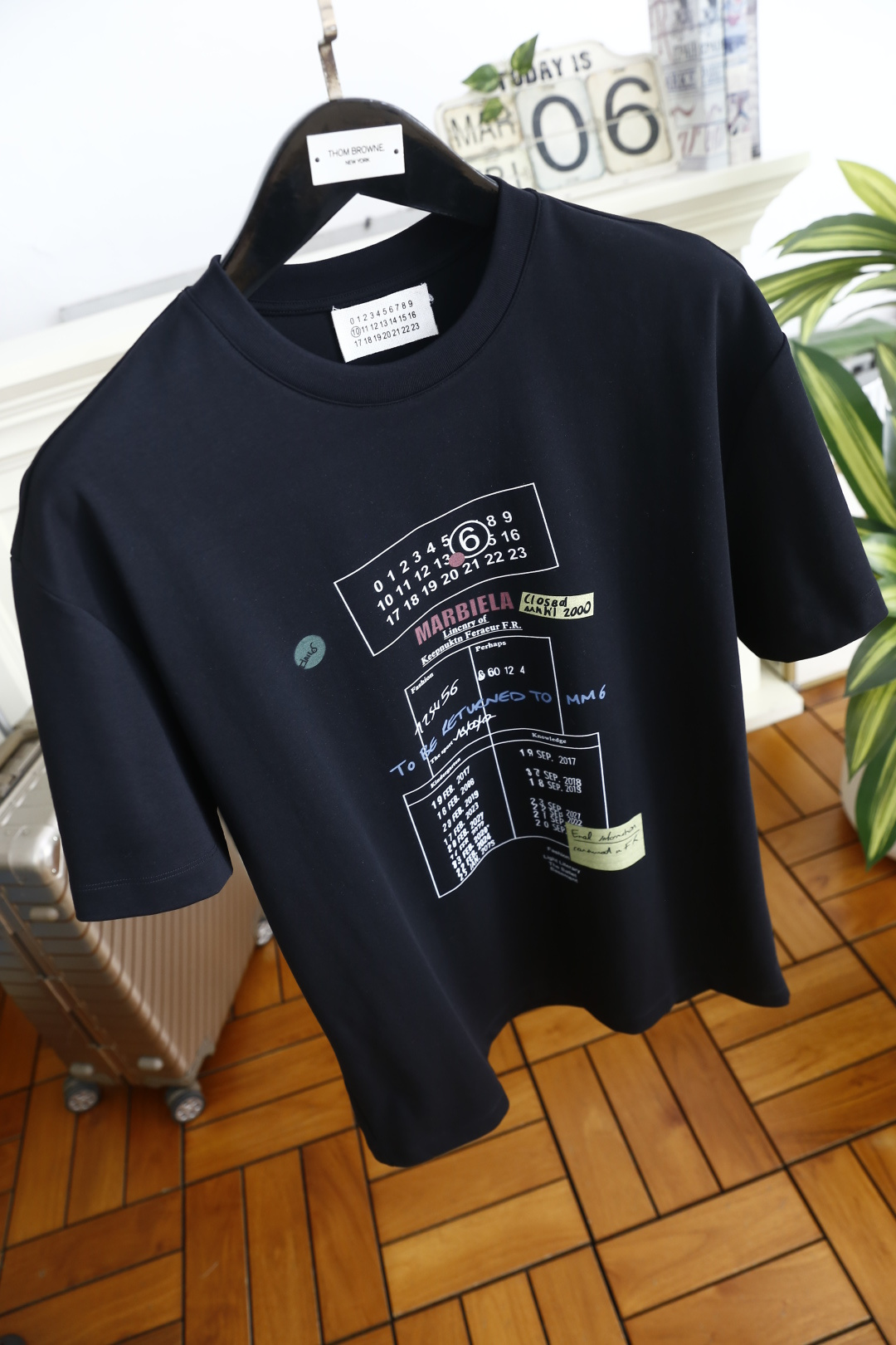 🔥马丁马吉拉.2026春夏新品男士经典圆领剪裁简约大气，恰到好处的宽松度包容身形，日常穿着无束缚感。衣身