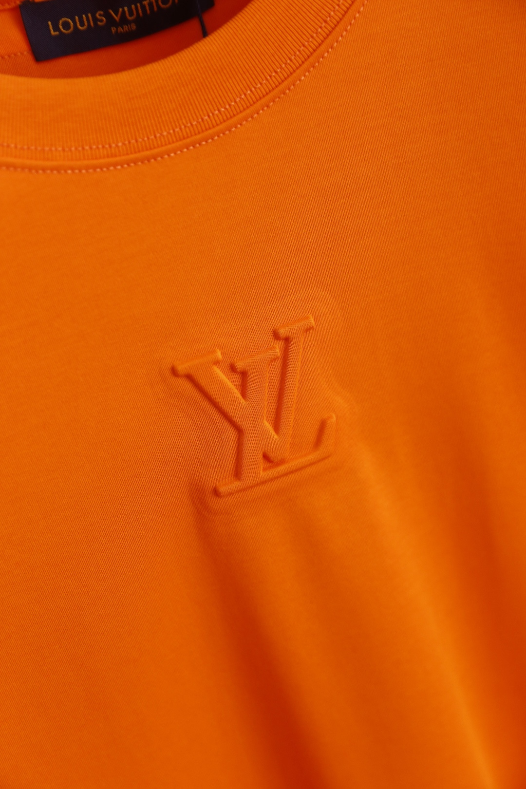 🔥LV.2026春夏新品男士短袖T恤采用经典圆领设计，领口线条流畅贴合颈部，版型宽松舒适，兼具休闲感与利