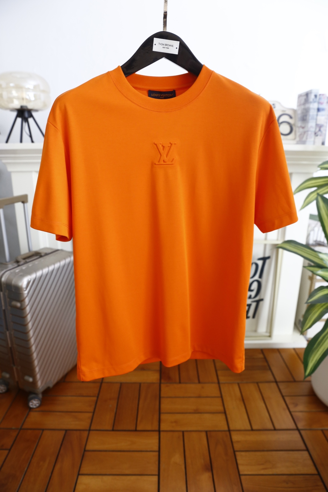 🔥LV.2026春夏新品男士短袖T恤采用经典圆领设计，领口线条流畅贴合颈部，版型宽松舒适，兼具休闲感与利