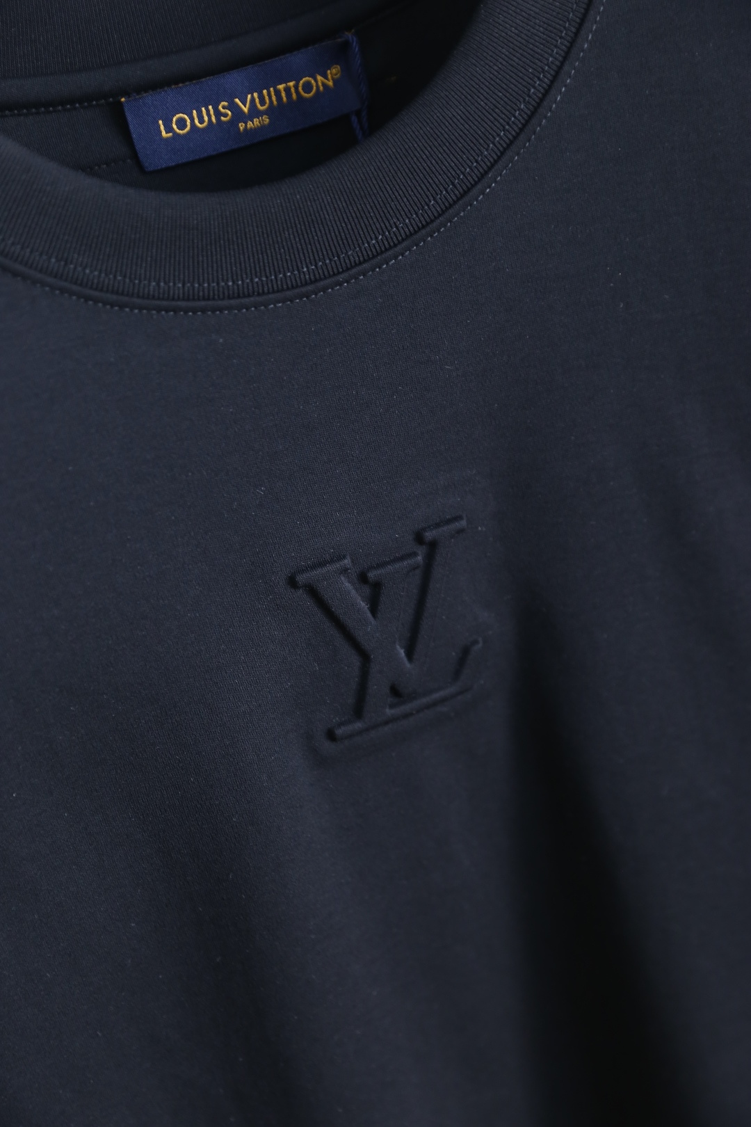 🔥LV.2026春夏新品男士短袖T恤采用经典圆领设计，领口线条流畅贴合颈部，版型宽松舒适，兼具休闲感与利