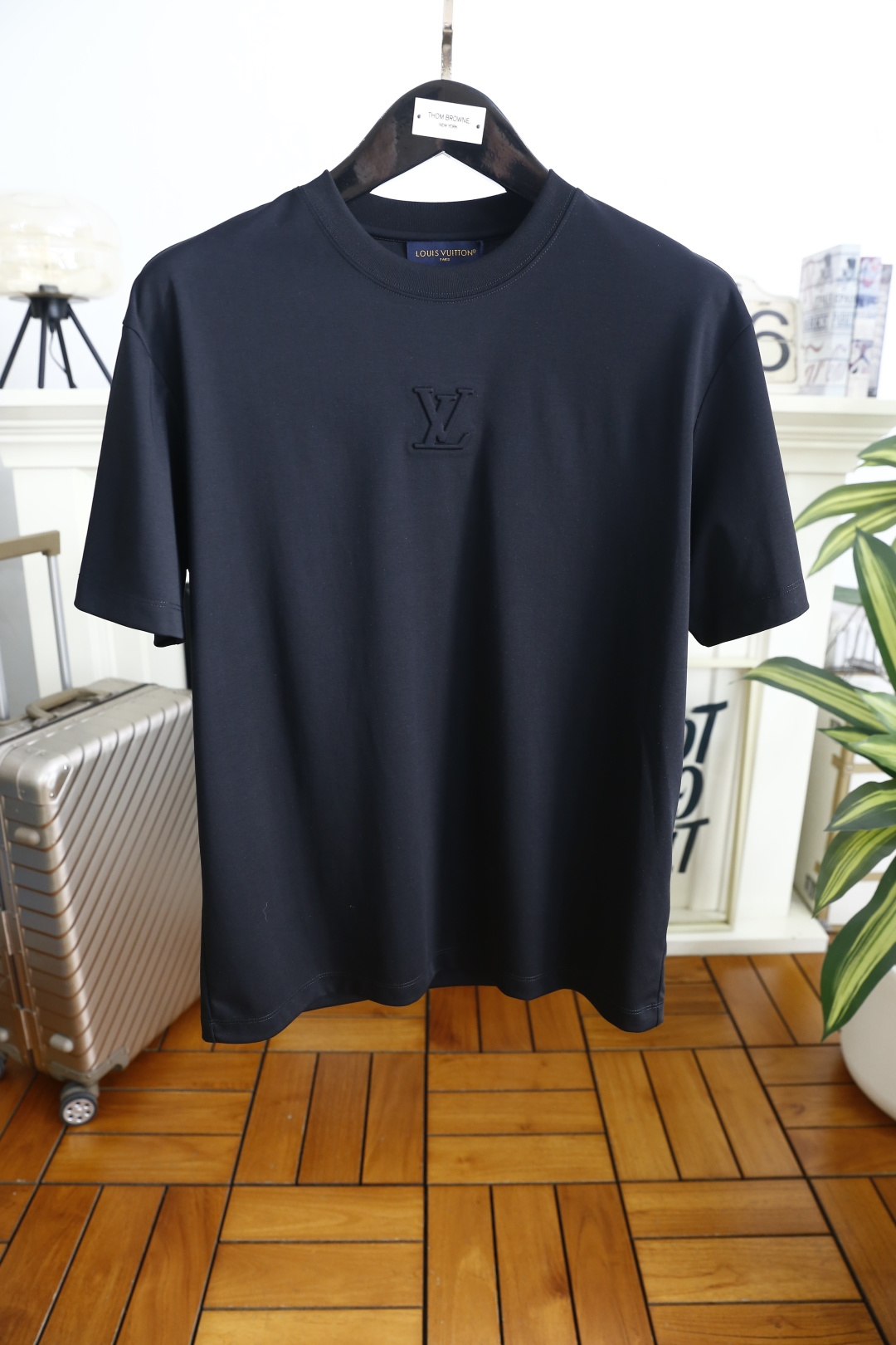🔥LV.2026春夏新品男士短袖T恤采用经典圆领设计，领口线条流畅贴合颈部，版型宽松舒适，兼具休闲感与利