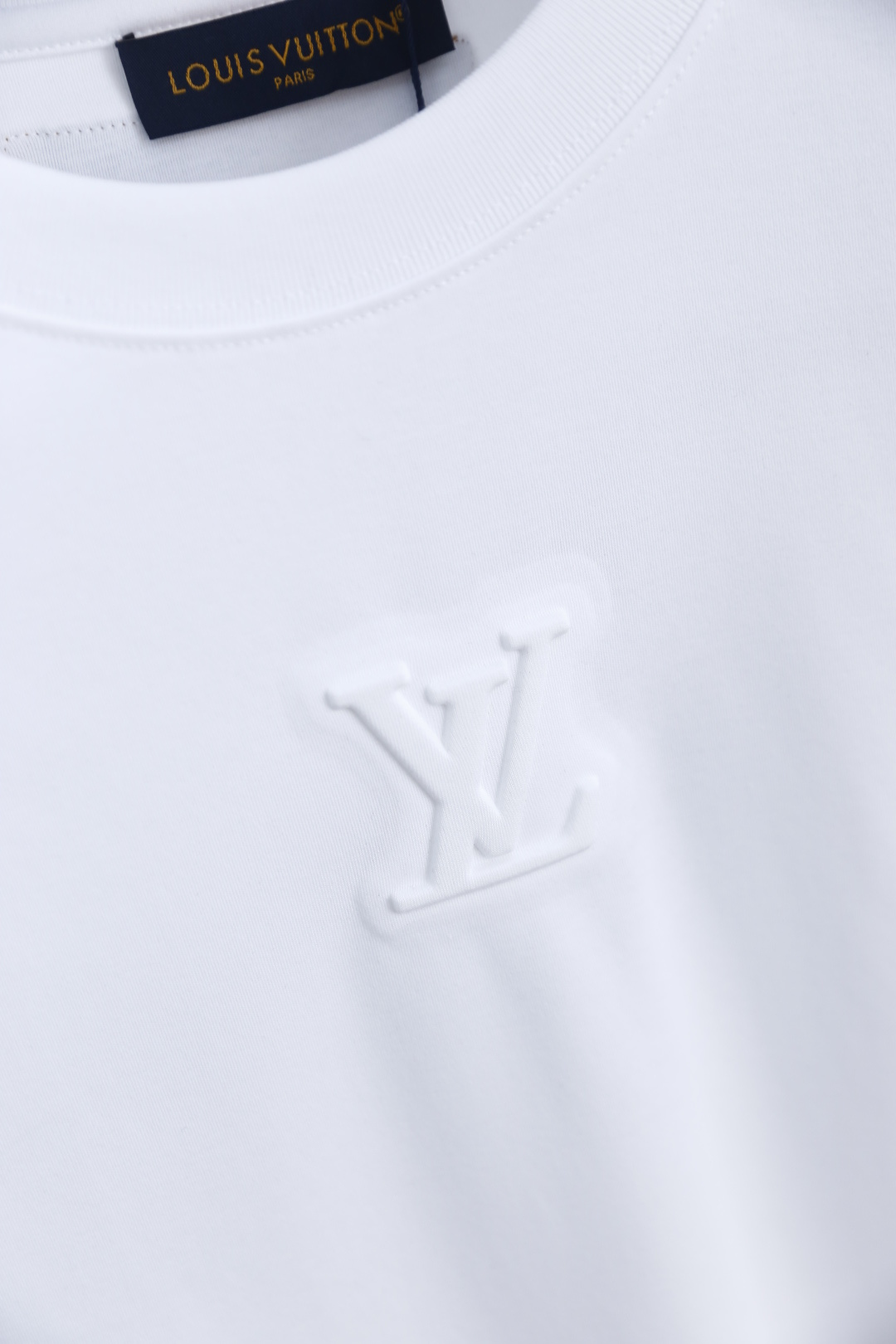 🔥LV.2026春夏新品男士短袖T恤采用经典圆领设计，领口线条流畅贴合颈部，版型宽松舒适，兼具休闲感与利