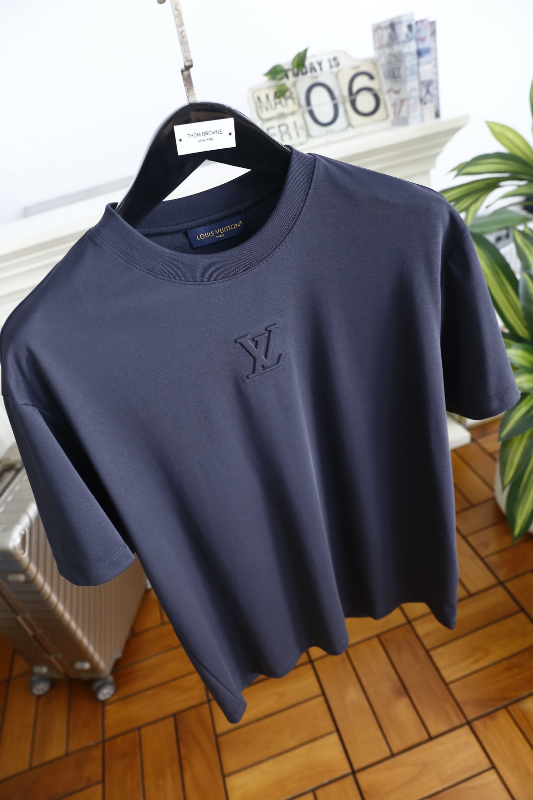 🔥LV.2026春夏新品男士短袖T恤采用经典圆领设计，领口线条流畅贴合颈部，版型宽松舒适，兼具休闲感与利